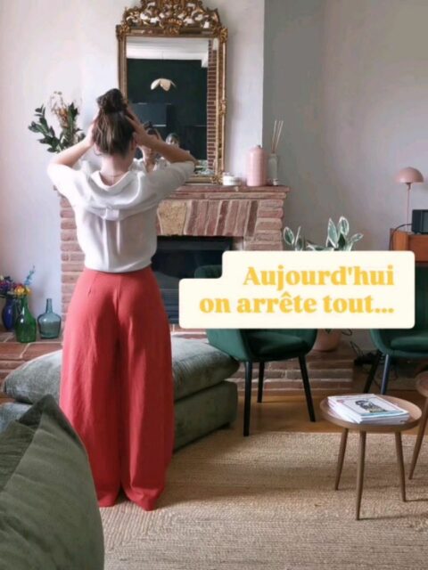 Aujourd'hui j'ai acké notre compte Insta...
C'est moi qui prend la main pour ce jour spécial 🎂
9 ans que je partage ma vie pro avec cette personne lumineuse après une rencontre improbable lors d'un petit déj BNI au milieu de 100 autres personnes.
Quand l'univers a décidé de s'en mêler, ça rigole pas 😋
9 ans où je ne changerais pas une virgule de notre collaboration/partenariat/mariage pro tellement elle m'a permis de grandir, d'évoluer avec le 💖 et de réaliser mes rêves.
Alors un immense merci Ellen d'être toi 😍
Pour lui offrir un joli cadeau, je te propose de lui laisser un mot doux ✨.
👉 Écris en commentaire ce qu’elle t’a apporté, inspiré, permis, révélé.
Va y fait péter les paillettes 🎊
Belle journée
Barbara
PS : maintenant vous pouvez retourner à vos rituels 😘