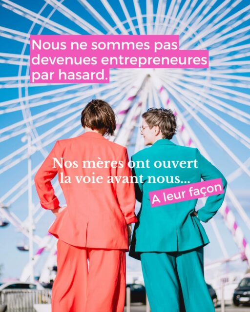 On a longtemps pensé que notre posture entrepreneuriale s'était construite avec les années, les expériences ou les formations.

Et puis en préparant ce post, une évidence nous a frappées.

Avant même de créer nos entreprises...
Nous avons grandi auprès de femmes qui ont osé.
Pas forcément parfaitement.
Pas sans peur.
Pas sans difficultés.

Mais elles ont osé partir.
Créer.
Changer.
Fermer.
Recommencer.
Suivre une intuition.
Changer de route quand quelque chose ne faisait plus sens.

Avec le recul, on réalise qu'elles nous ont transmis quelque chose de précieux :
✨ écouter ce qui est vivant à l'intérieur
✨ ne pas rester enfermées dans une seule définition de nous-mêmes
✨ construire une vie qui nous ressemble

Alors aujourd'hui : Merci à nos Maman 🤍

C'est à toi :
Qu'est-ce qui t'inspire le plus chez ta maman ?

Bonne fête ❤️
Ellen

📸 de nous @stephyphotographie merci jolie maman et bonne fête à toi aussi 😉
