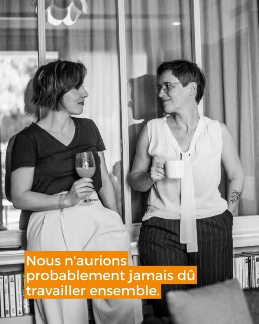 À première vue, rien ne nous destinait à travailler ensemble.

J'ai quitté mes études et l'option "salariat" à 23 ans.

Barbara a passé 16 ans comme cadre dans une grande administration.

Pourtant, c'est précisément cette différence qui fait aujourd'hui notre plus grande force ✨ 

Nous ne sommes pas devenues entrepreneures pour vendre des formations.
Mais parce que nous croyons qu'un autre monde est possible grâce aux personnes qui osent entreprendre autrement.

Lorsque nous nous sommes rencontrées, nous avons rapidement compris quelque chose.

Les entrepreneures que nous accompagnions n'avaient pas seulement besoin de stratégie.

Elles avaient besoin de cohérence.

❤️ Certaines avaient un métier passion mais peu de structure.

📚 D'autres avaient beaucoup de compétences mais peu de confiance.

🚀 D'autres encore travaillaient énormément sans savoir où concentrer leur énergie.

Alors nous avons uni nos forces.

Barbara aide les entreprises à se structurer.

Moi j'accomoagne les entrepreneures à trouver leur propre façon de vendre, communiquer et développer leur activité.

Depuis, nous avançons ensemble avec une conviction simple :

Une entreprise n'est pas seulement un modèle économique 📈 

C'est un écosystème vivant 🍃 

Et lorsqu'il est aligné, tout devient plus fluide.

Si tu viens d'arriver ici, bienvenue chez nous.

Dis nous en commentaire qui tu es, ce que tu fais et tu te reconnais plutôt dans :

🌿 Mon profil : intuitive, créative, pleine d'idées mais parfois dispersée... 

⚙️ Ou celui de Barbara : organisée, structurée, en quête de sécurité et de clarté. 

Ou un peu des deux ? 😄

Ellen

📸 @stephyphotographie
💇 @sandrineruizcoiffureprive