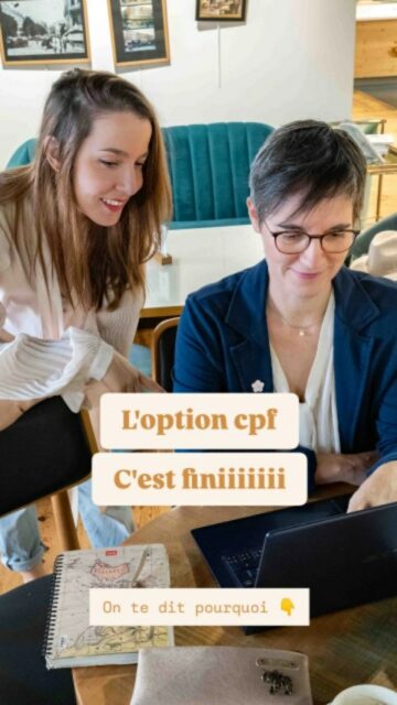 🎬 Breaking news côté coulisses business :
on a rompu avec le certificateur.
Relation toxique. Thérapie inefficace. Liberté retrouvée. 😌
Oui, on le dit en riant.
Mais la décision, elle, est très sérieuse.
👉 Nous arrêtons de proposer le financement CPF.
Pas juste parce que “c’est compliqué”.
Pas seulement parce que “ça demande trop d’administratif”.
Mais parce qu’en 2025, continuer aurait signifié abandonner ce qui fait la puissance de notre pédagogie.
📌 Concrètement :
– En septembre 2025, on nous impose une nouvelle modification du programme.
Pas pour mieux servir nos clientes.
Mais pour rentrer dans un moule qui ne respecte ni notre vision, ni notre manière d’enseigner l’entrepreneuriat.
– Toute l’année, les exigences réglementaires se sont empilées.
Avec une conséquence très concrète :
plus de contraintes pour nous,
plus de lourdeur pour nos client.es.
– Et entre juillet et octobre 2025 :
⛔ blocage des nouvelles entrées, sans préavis.
Alors que des client.es attendaient.
Impossible de les intégrer.
Impossible d’être rémunérées.
Et une pression claire : obéir ou ne plus avancer.
À ce stade, ce n’est plus un partenariat.
C’est une mise sous tension permanente.
💡 Pourquoi on dit stop ?
Parce que notre valeur n°1, c’est la liberté.
Et qu’aucun financement ne vaut :
– de travailler contre notre vision
– de rigidifier un accompagnement qui doit rester vivant
– ou de demander à nos clientes de s’adapter à un système qui ne les respecte pas
👉 Pourquoi on te partage ça ?
Parce que faire grandir une entreprise, ce n’est pas seulement chercher des opportunités.
C’est aussi savoir dire non quand le “confort apparent” te coûte trop cher intérieurement.
Fermer une porte financièrement intéressante,
c’est inconfortable.
Mais se trahir pédagogiquement et énergétiquement, ça coûte toujours plus cher sur le long terme.
🌱 Nous avons choisi la cohérence plutôt que la dépendance.
La liberté plutôt que la contrainte.
La clarté plutôt que la peur de manquer.
👉 Maintenant, on est curieuses :
Dis nous en commentaire 👇
A quoi tu dis non cette année pour respecter tes valeurs ?
Merci @camillesre_ pour la vidéo qui m'a inspiré pour faire notre grande annonce ✨